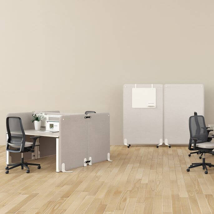 Cloison acoustique de séparation en tissu punaisable posée sur un bureau